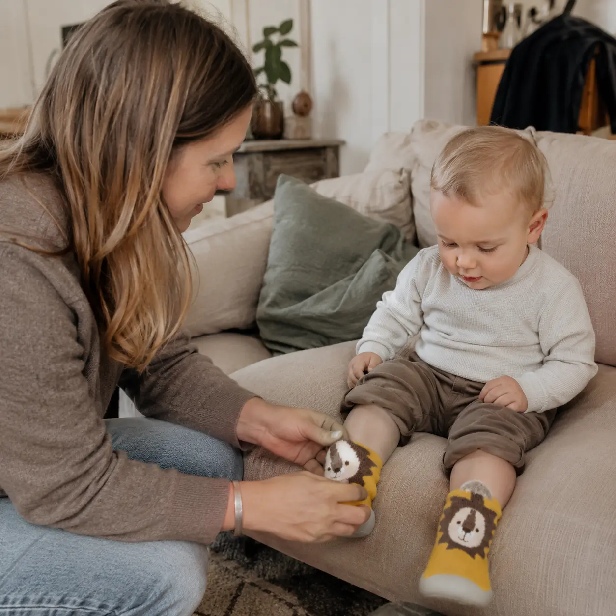 Un parent enfile facilement la chaussure-chaussette Petit Gardien à son enfant